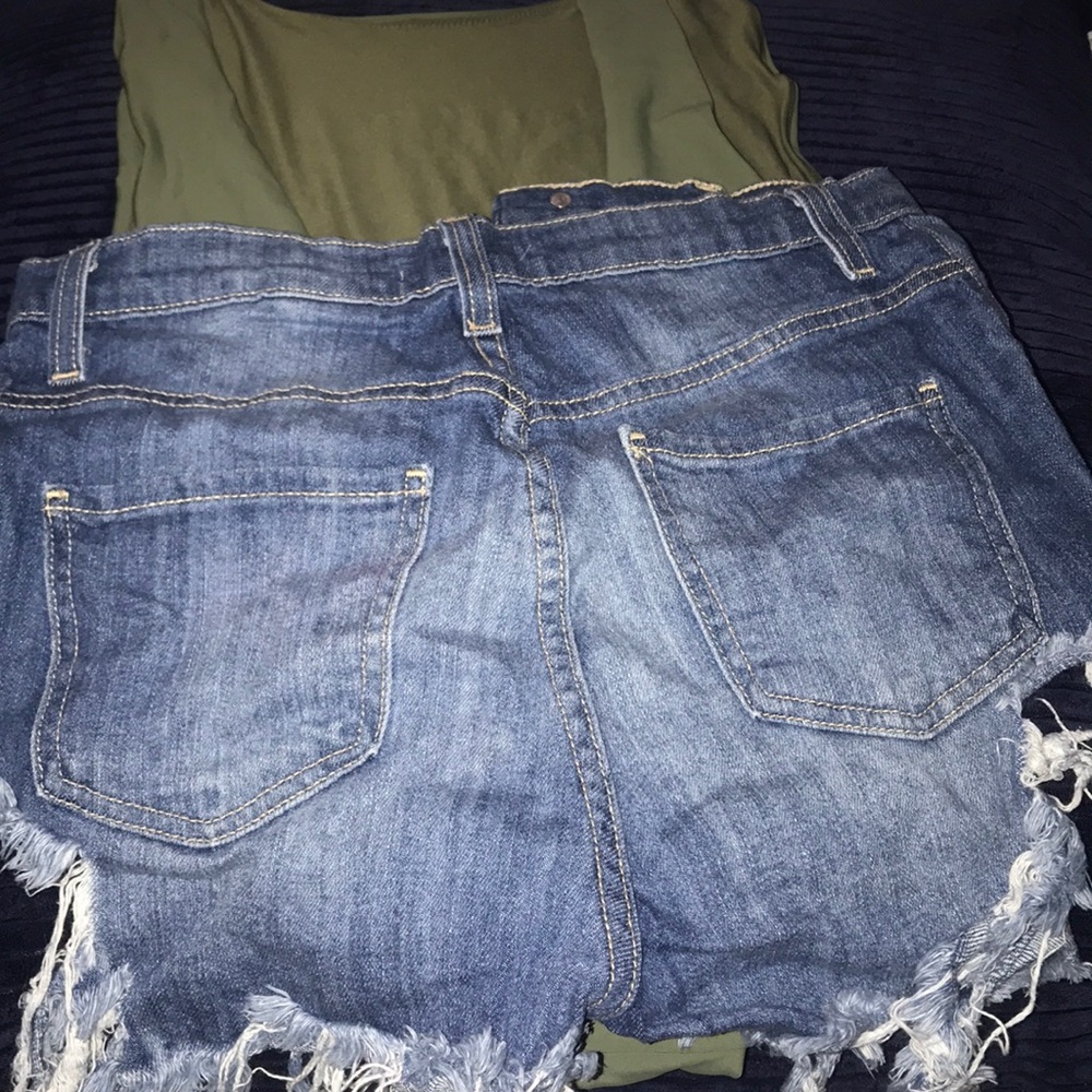 Shorts - Picture 3 of 4